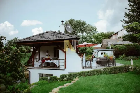 Eksterijer kuće sa terasom i uređenim dvorištem. - image 5