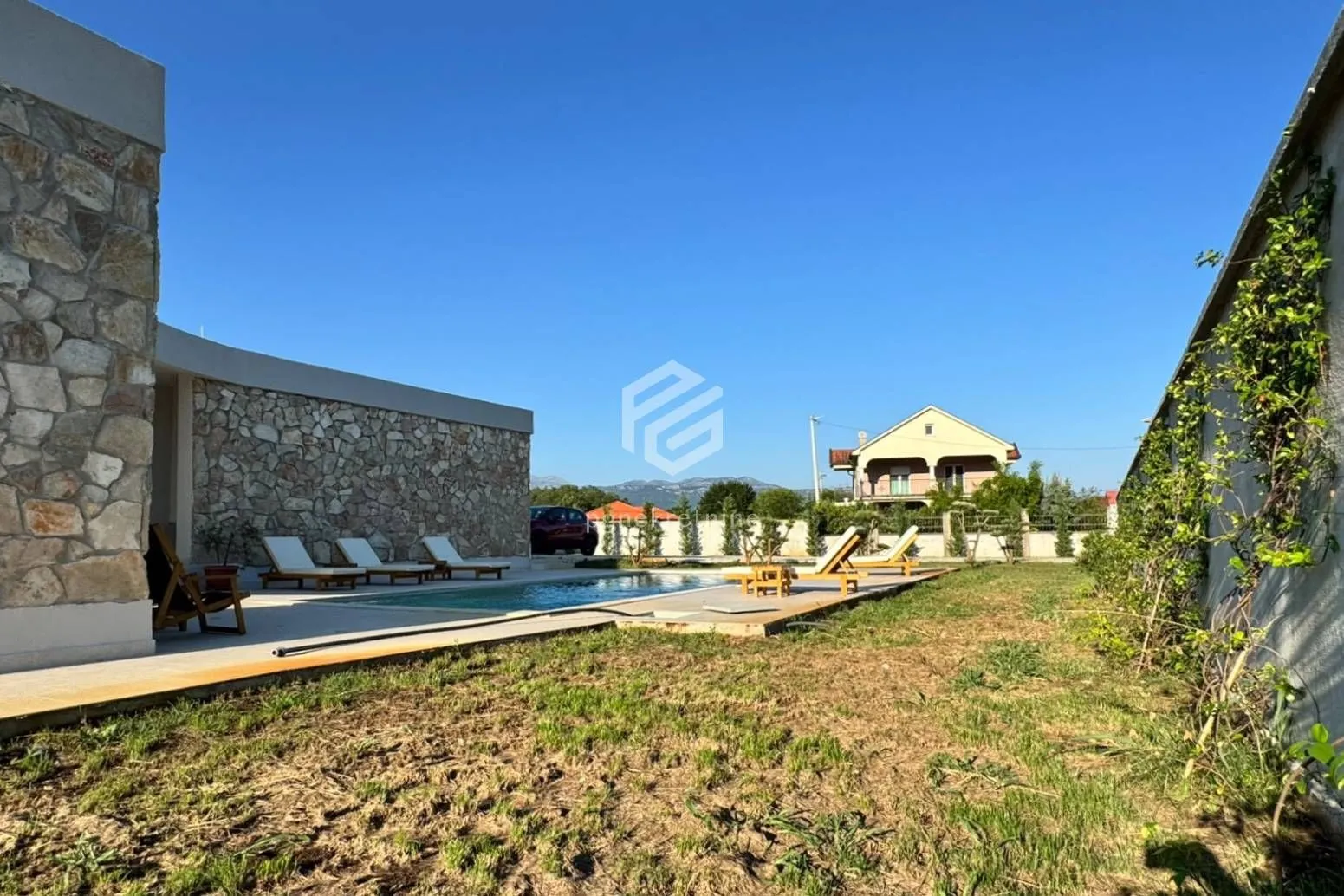Izdavanje, kuća, 295m², Begovina, Danilovgrad