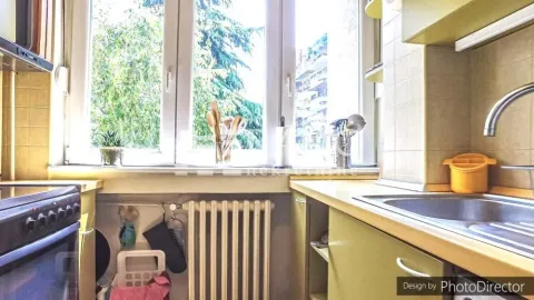 Pogled na dio kuhinje sa sudoperom, radnom površinom i prozorom. - image 6