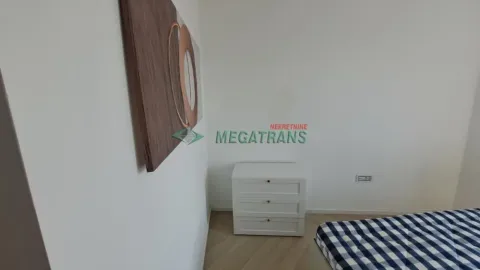 Pogled na deo spavaće sobe sa krevetom i belom komodom. - image 14