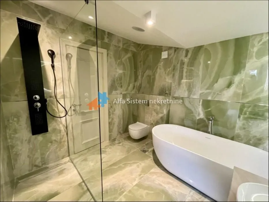 Izdavanje, četvorosoban stan, 174m², Savski Venac, Beograd