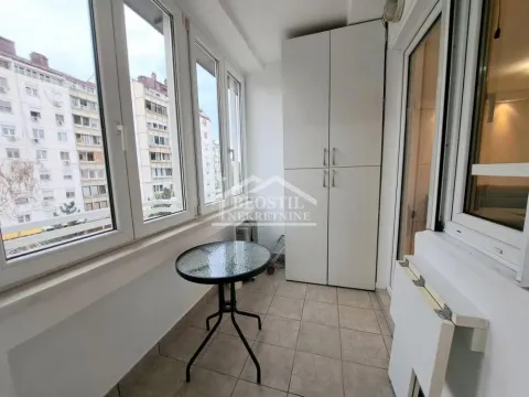 Zastakljeni balkon sa malim stolom i ugradnim ormarom. - image 20