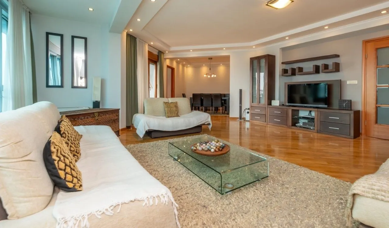 Izdavanje, trosoban stan, 140m², Preko Morače, Podgorica