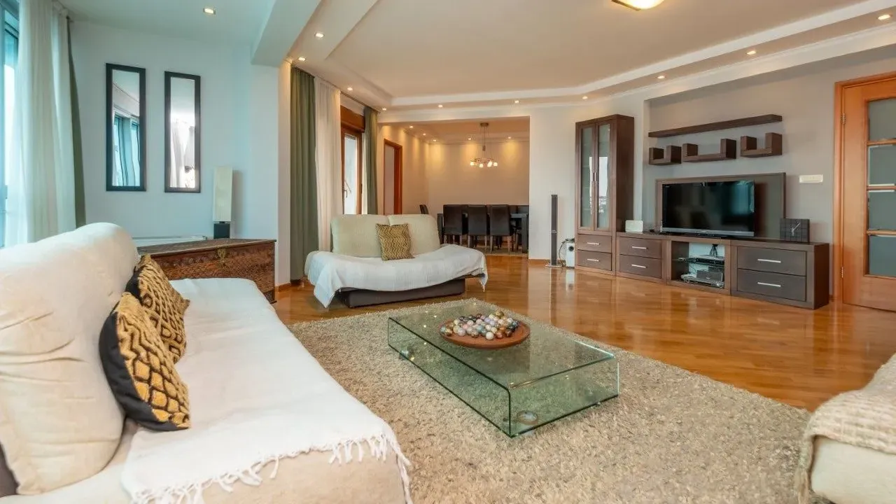 Izdavanje, trosoban stan, 140m², Preko Morače, Podgorica