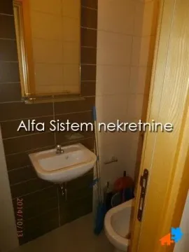 Manje kupatilo sa umivaonikom, ogledalom i toaletom. - image 19