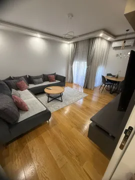 Dnevna soba sa garniturom, stočićem i trpezarijskim dijelom u pozadini. - image 4