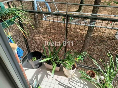 Manji balkon sa ukrasnim biljkama i metalnom ogradom. - image 11