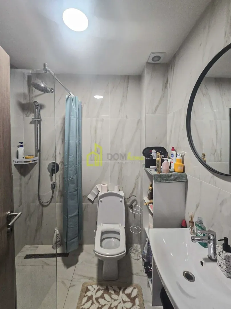 Moderne kupatilo sa tuš kabinom, WC šoljom i umivaonikom.