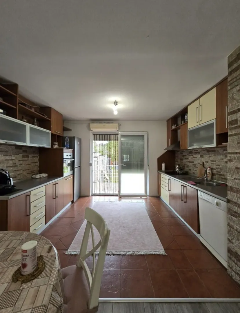 Prodaja, kuća, 289m², Tološi, Podgorica