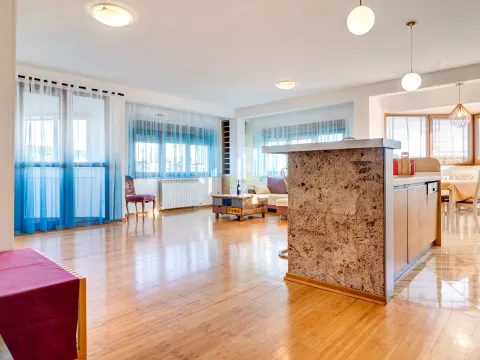 Izdavanje, trosoban stan, 120m², Momišići, Podgorica - image 4