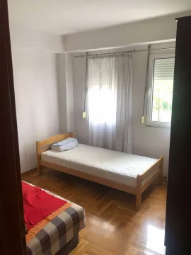 Manja spavaća soba sa drvenim krevetom i parketom. - image 4