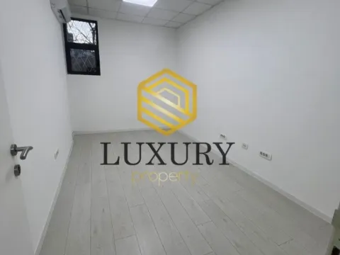 Izdavanje, poslovni prostor, 245m², Blok 5, Podgorica - image 10