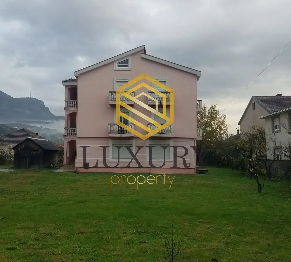 Izdavanje, stan, 140m², Zlatica, Podgorica