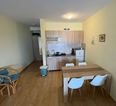 Manja kuhinja sa trpezarijskim stolom i stolicama. - image 4