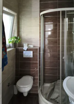 Kupatilo sa tuš kabinom, WC šoljom i umivaonikom. - image 13