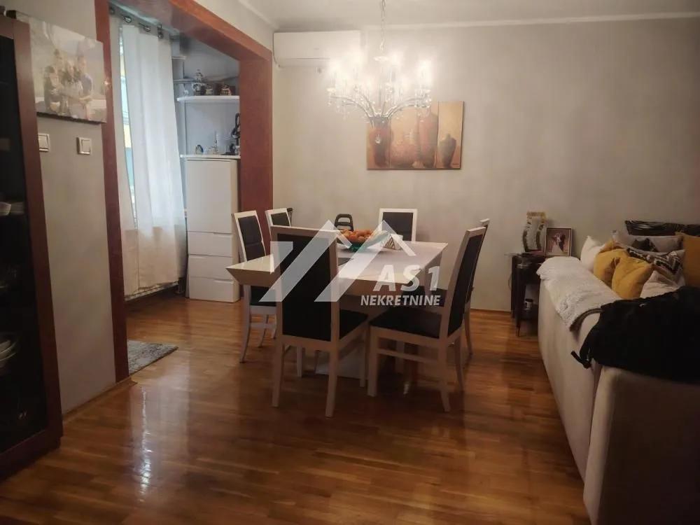 Prodaja, trosoban stan, 100m², Centar, Novi Sad