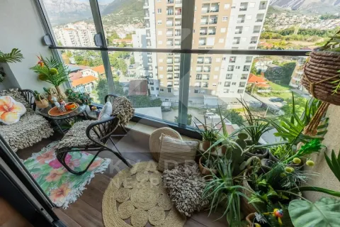 Uređen zatvoreni balkon sa garniturom za sjedenje i ukrasnim biljkama. - image 27