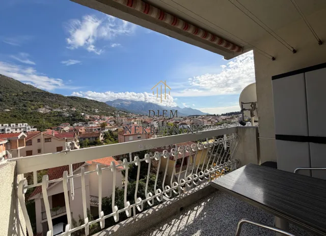 Terrace with a view of the city and mountains.