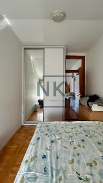Namještena spavaća soba sa bračnim krevetom, ugradnim plakarom i drvenim podom. - image 8