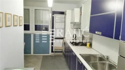 Moderna kuhinja sa plavim elementima i ugradnom tehnikom. - image 8