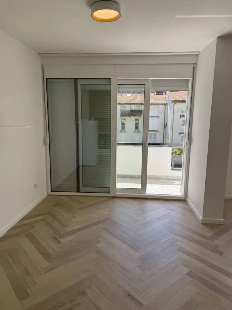Izdavanje, dvosoban stan, 62m², Dobrota, Kotor