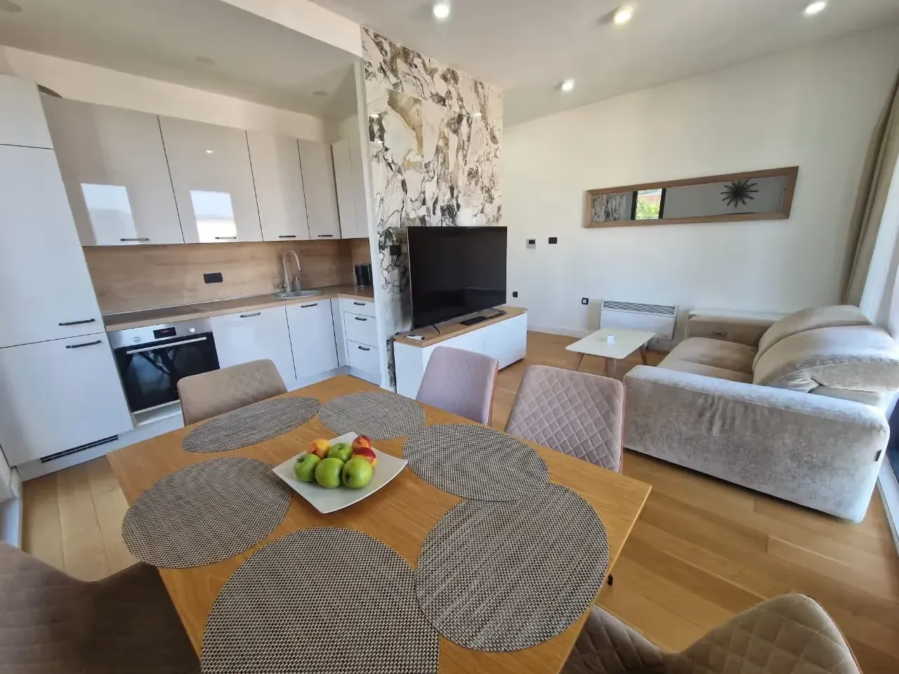 Izdavanje, stan, 55m², Tivat, Crna Gora