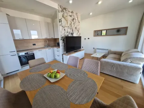 Izdavanje, stan, 55m², Tivat, Crna Gora - image 1