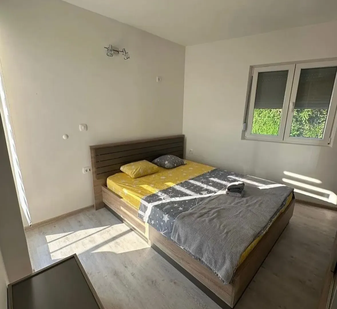Izdavanje, trosoban stan, 100m², Kavač, Kotor