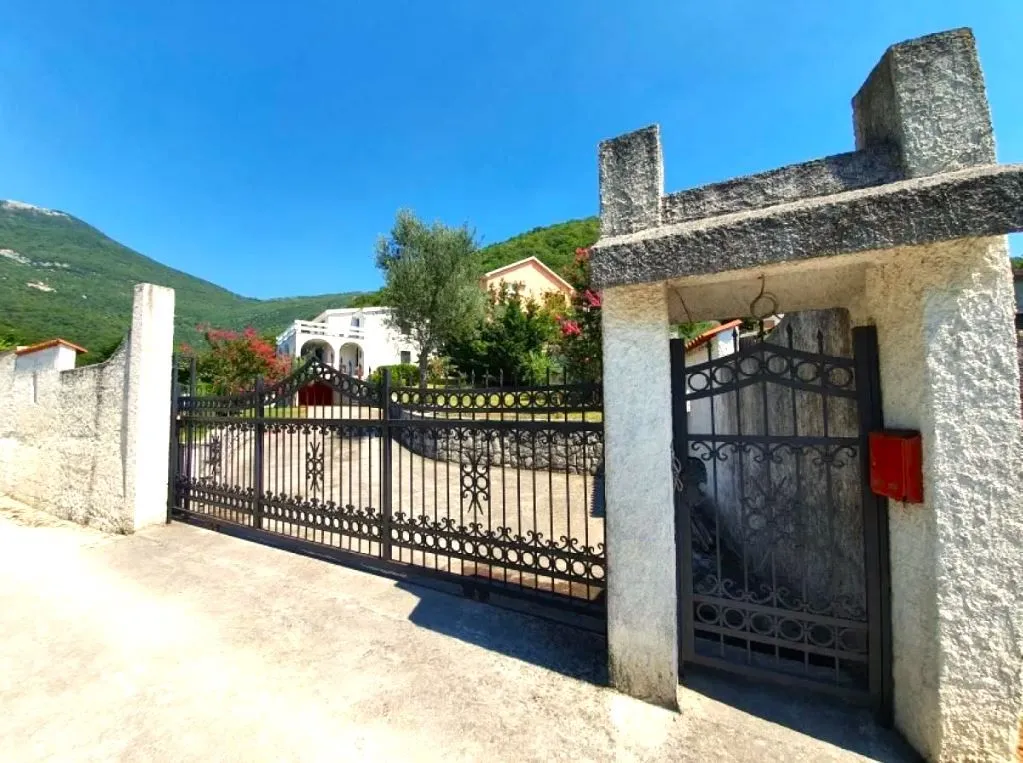 Sale, house, 225m², Tivat, Crna Gora