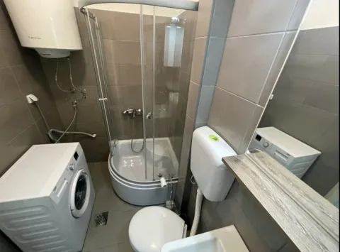 Kompaktno opremljeno kupatilo sa tuš kabinom i veš mašinom. - image 6