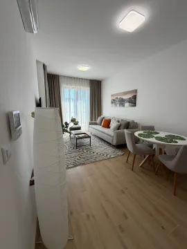 Dnevna soba sa garniturom, trpezarijskim stolom i izlazom na terasu. - image 11