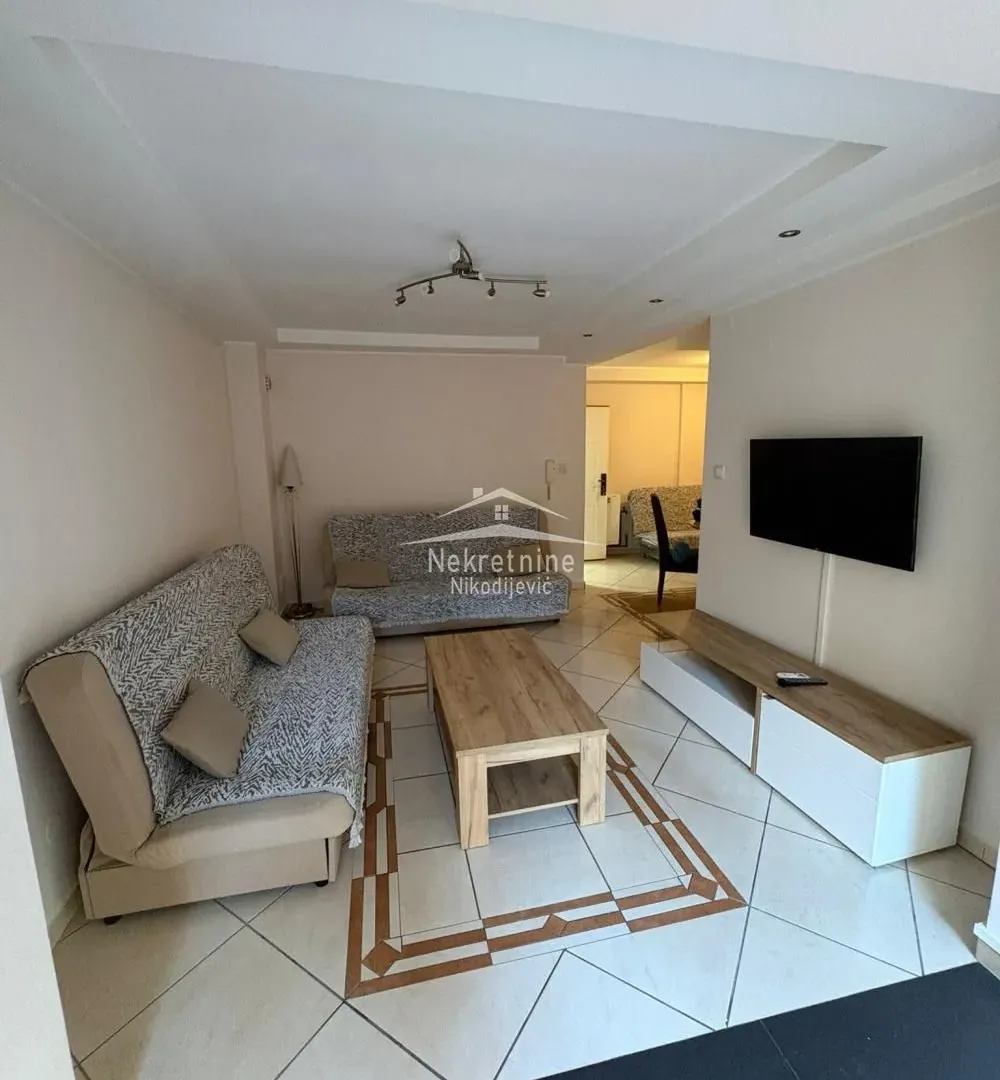 Izdavanje, trosoban stan, 70m², Šumice, Beograd