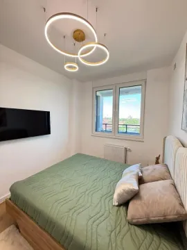 Moderna spavaća soba sa bračnim krevetom i visećim lusterom. - image 10