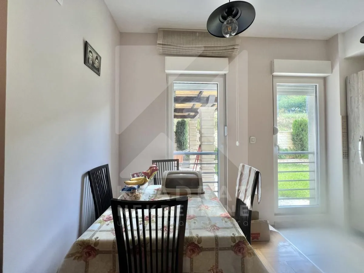Dining area with a dining table and access to the terrace.
