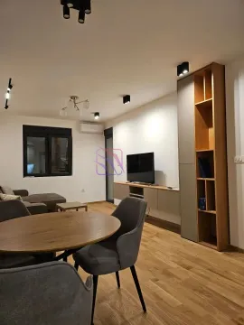 Dnevna soba sa trpezarijskim stolom, garniturom i TV komodom. - image 5