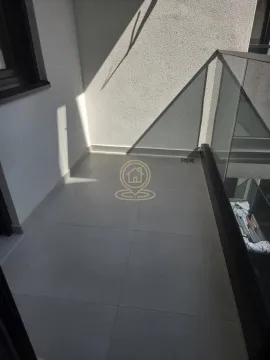 Prazan balkon sa staklenom ogradom i keramičkim pločicama. - image 6