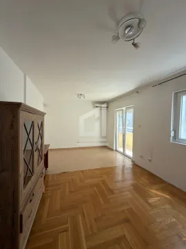 Dnevna soba sa parketom na podu i izlazom na terasu. - image 4