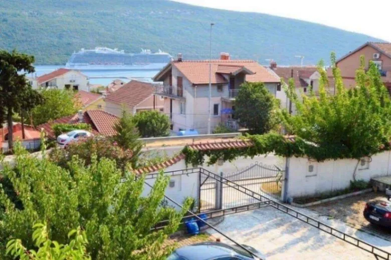 Prodaja, dvosoban stan, 72m², Đenovići, Herceg Novi