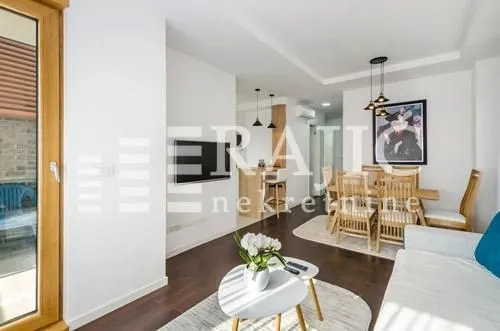 Living room with dining area and access to the terrace.