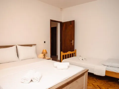 Izdavanje, dvosoban stan, 91m², Škaljari, Kotor - image 13