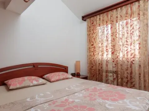 Izdavanje, trosoban stan, 80m², Dobrota, Kotor - image 3