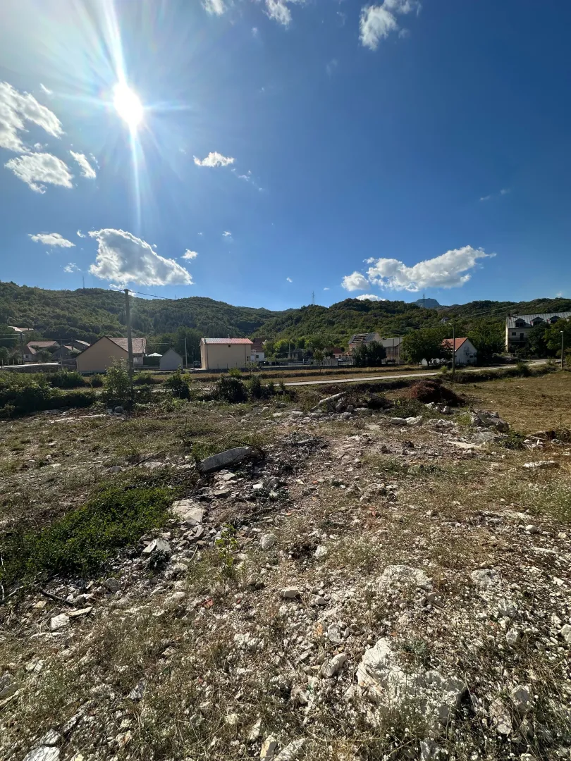 Pogled na plac i okolni pejzaž.