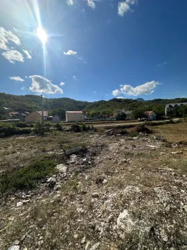 Pogled na plac i okolni pejzaž. - image 2