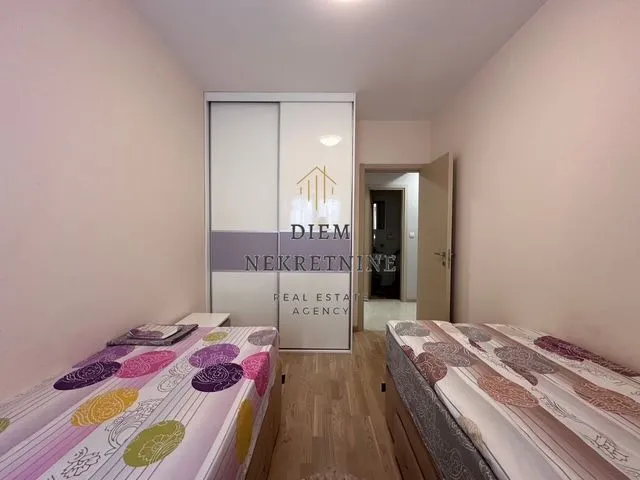 Bedroom with two single beds and a built-in wardrobe.