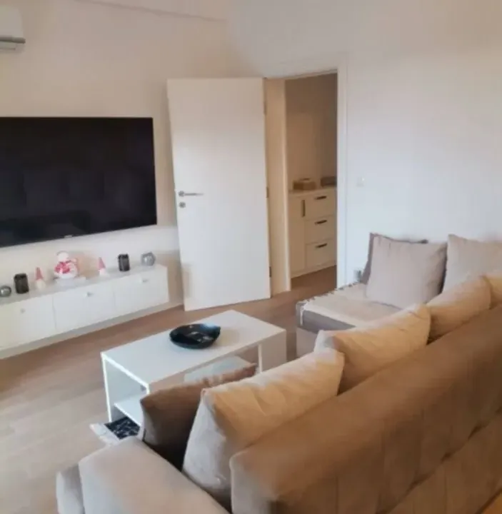 Izdavanje, trosoban stan, 90m², Bečići, Budva