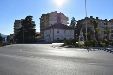 Pogled na okolne zgrade i ulicu u blizini nekretnine. - image 3