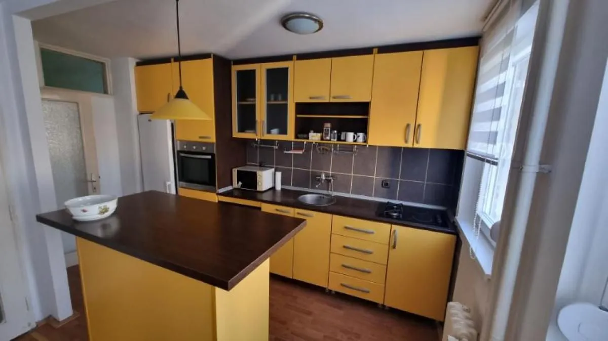 Izdavanje, trosoban stan, 70m², Centar, Novi Sad