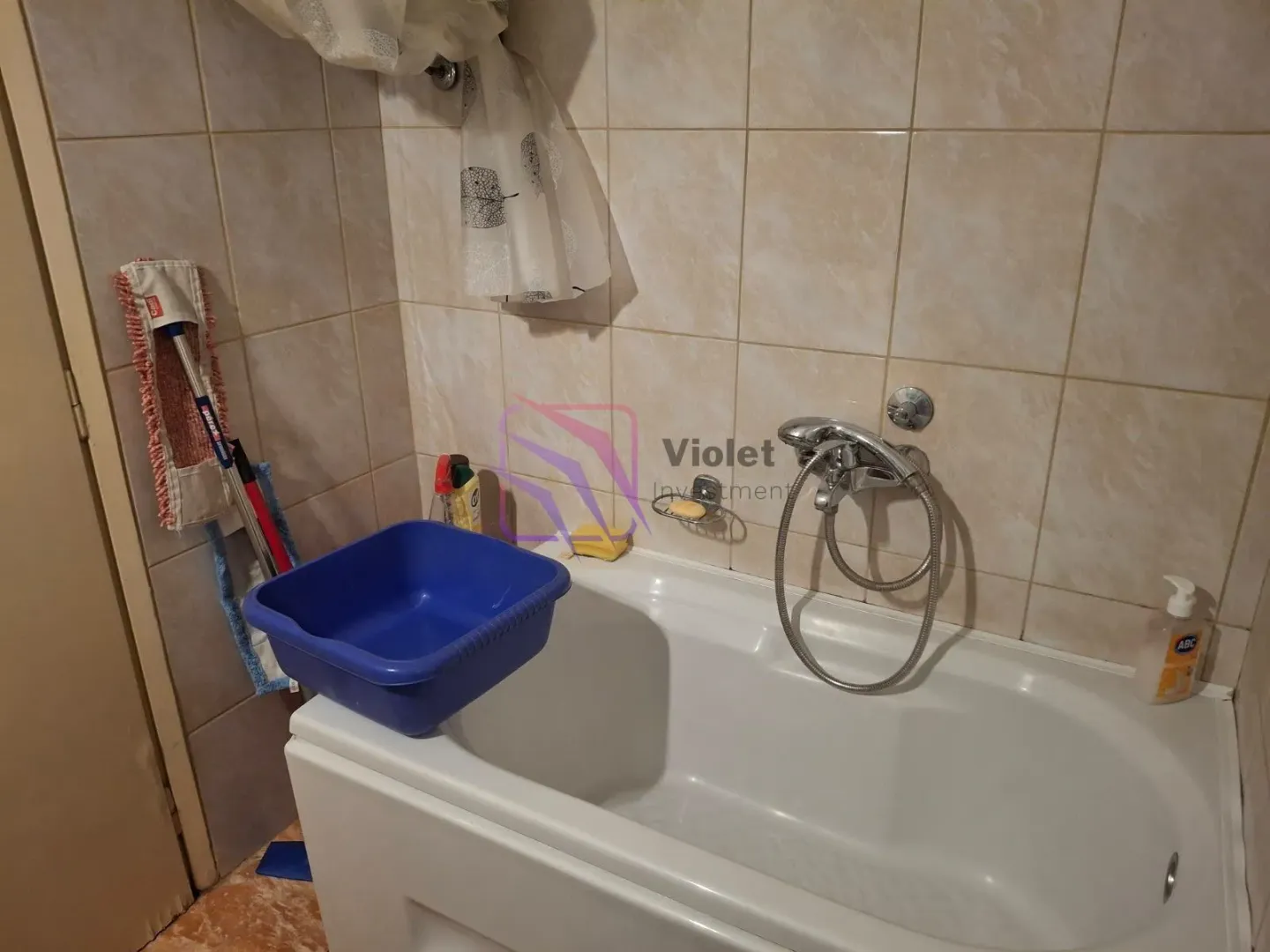 Kupatilo sa kadom i pločicama na zidu.