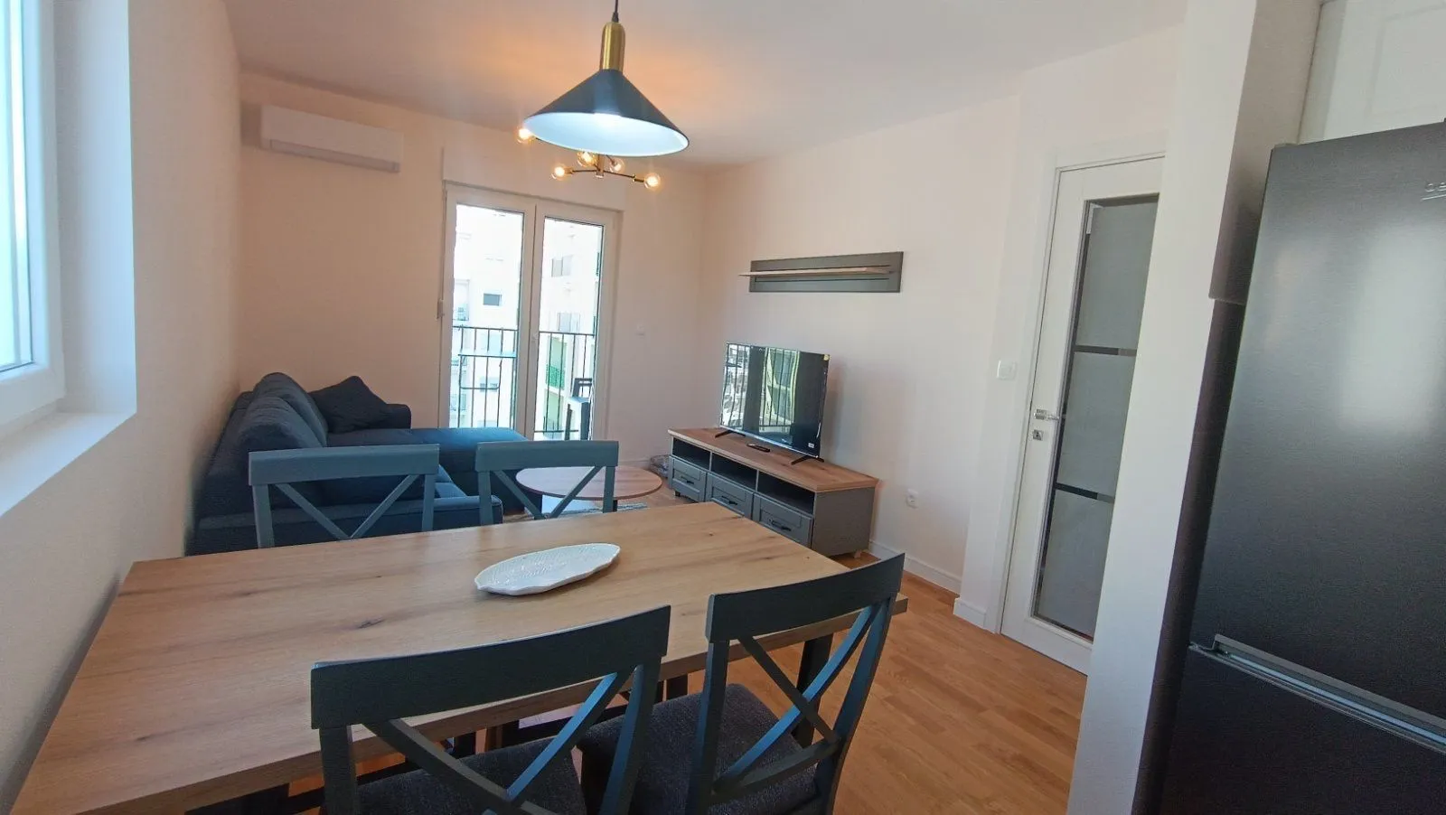 Izdavanje, jednosoban stan, 42m², Pobrežje, Podgorica