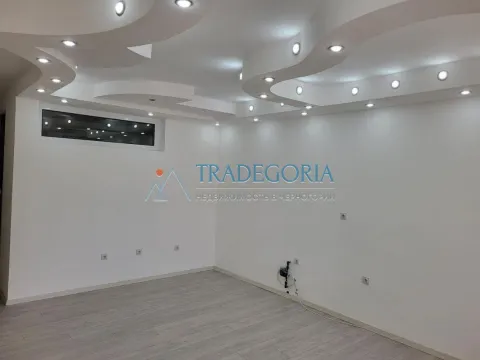 Prazna prostorija sa spuštenim plafonom i ugrađenom rasvjetom. - image 5
